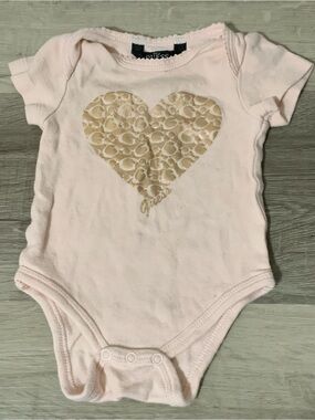 ❤️ Sz 0-3 Months Guess Baby Pink Heart Logo Onesie